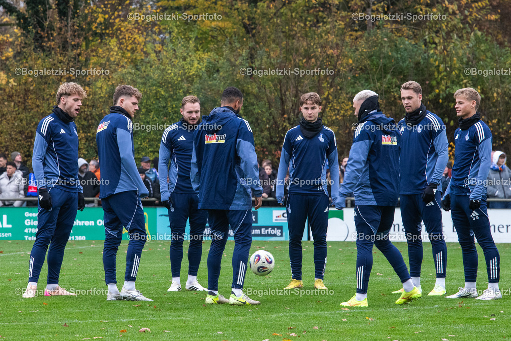 Fussball, Niederrheinpokal, SV Sonsbeck - MSV Duisburg, 16.11.2025, Willy-Lemkens-Sportpark | 16.11.2025, Fussball, Niederrheinpokal, SV Sonsbeck - MSV Duisburg: Ersatzspieler beim Aufwärmen - Realisiert mit Pictrs.com