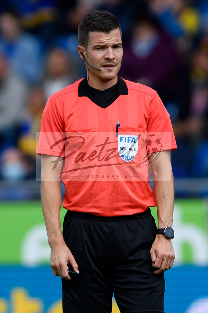 EBSTSV20210828_121 | Fussball, Herren: Schiedsrichter Harm Osmers schaut beim Spiel der 3. Liga zwischen Eintracht Braunschweig und TSV 1860 Muenchen im Eintracht-Stadion am 28.08.2021 in Braunschweig, Deutschland.DFB / DFL REGULATIONS PROHIBIT ANY USE OF PHOTOGRAPHS AS IMAGE SEQUENCES AND/OR QUASI-VIDEO. - Realisiert mit Pictrs.com