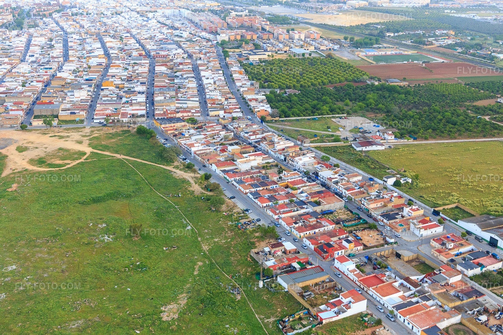 Aerial view: Residential area on C. Manzanilla in Dos Hermanas in the state Seville, Spain. – Photo: IMG_145655.jpg taken on 04/22/2025 by Werner Riehm/FLY-FOTO.com – Resolution of the original: 5148 x 3432 px