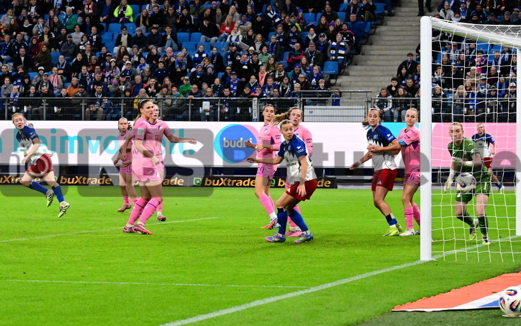 KBS Picture_HSV-Hoffenheim_Frauen_048 | v.l. Brunnthaler Melanie (HSV Frauen) koepft hier das 1:3 , Koessler Melissa (TSG Hoffenheim Frauen) , Hillebrand Sophie (HSV Frauen) und Dick Laura (TSG Hoffenheim Frauen) schauen den Ball hinterher ,Sportplatz :  Volksparkstadion, - Realisiert mit Pictrs.com