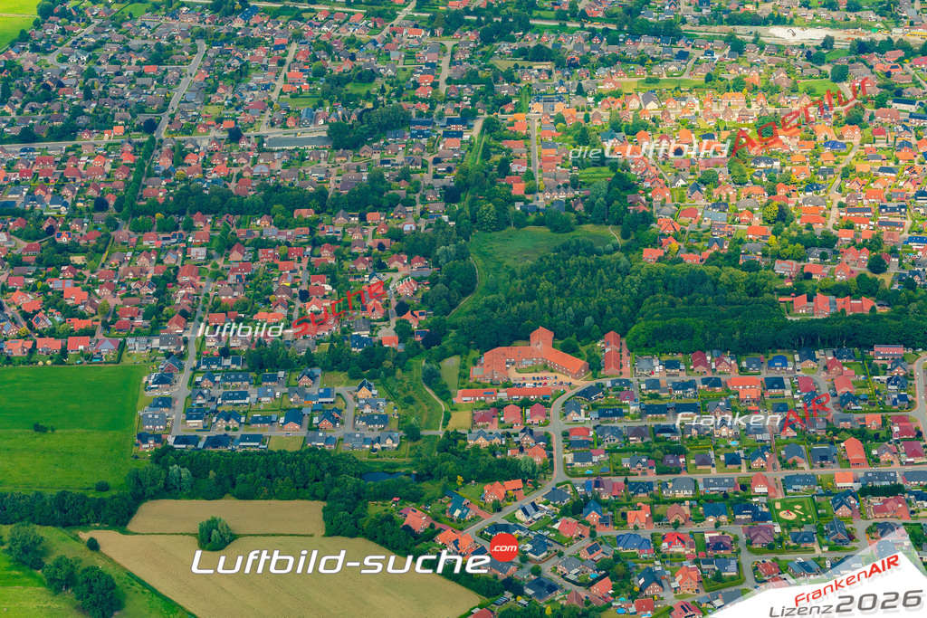 Vs Google Maps Weener - Die Luftaufnahme wurde 2025 vom UL-Flugzeug heraus erstellt ( keine Drohnenaufnahme ) - Hochauflösende Luftaufnahme - für Wandbilder und großformatige Ausdrucke geeignet. Das besondere Geschenk!Hier alle&nbsp;Infos zur Lizenzierung der LuftaufnahmeWir fliegen auch dieses Jahr wieder in Ihre Region um Luftbilder zu erstellen.- Luftbild anfragen