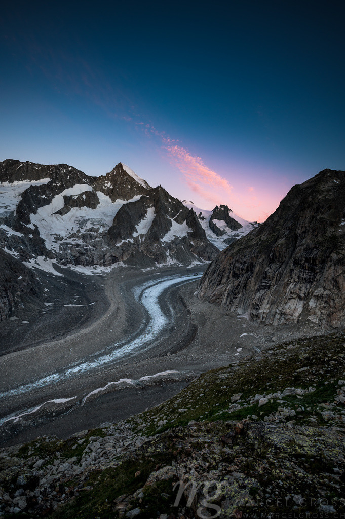 sunrise over a glacier | sunrise over a glacier in the swiss alps - Realisiert mit Pictrs.com
