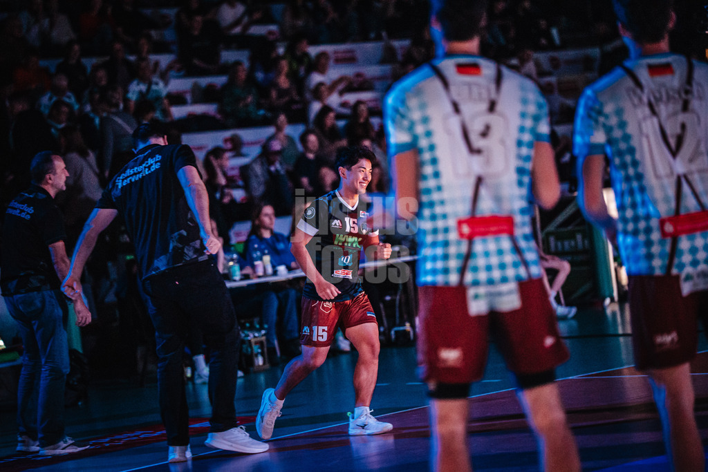 Volleyball | Herren | Saison 2025/2026 | Volleyball Ligacup | VfB Friedrichshafen vs. WWK Volleys Herrsching | 12.10.2024 | Keisuke Matsuo (#15, WWK Volleys Herrsching) läuft in die Arena ein