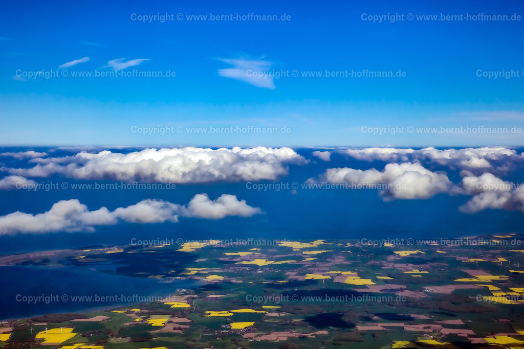 PLB_4740z_Gelting_Ostblick_90x60 | Die Region Nordangeln im Landschaftsraum Gelting. Gelb blühende Rapsfelder unter blau-weißem Himmel mit dicken Plusterwolken ( Cumulus ) und in der Höhe feinen Federwolken ( Cirrus ). Blick nach Nordosten. Links die Geltinger Bucht, dahinter die freie Ostsee.
 - Realisiert mit Pictrs.com