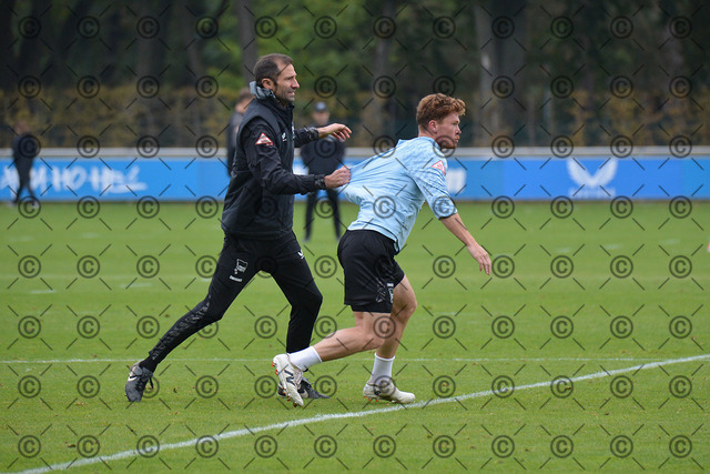 RGE_6217b | Hertha BSC,  2.Bundesliga, Herren, Training, Saison 2025/26, im Bild von li. Co-Trainer Andre Mijatovic ( Hertha BSC ), Sebastian Groenning ( Hertha BSC ),  Fotograf:  Ralf Gebhardt - Realisiert mit Pictrs.com