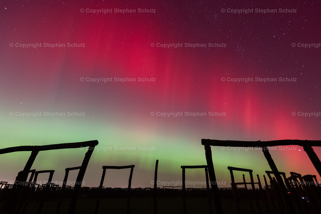 Polarlichter am Ringheiligtum Pömmelte | Polarlichter (Aurora borealis) leuchten über dem Ringheiligtum Pömmelte. Die prähistorische Kreisgrabenanlage wird von Archäologen auch als deutsches Stonehenge bezeichnet. - Realisiert mit Pictrs.com