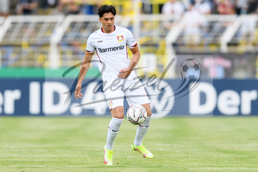 LLELEV20210807_053 | Fussball, Herren: Nadiem Amiri (Bayer 04 Leverkusen) in Aktion, am Ball, Einzelaktion beim Spiel der 1. Runde im DFB-Pokal zwischen 1. FC Lokomotive Leipzig und Bayer 04 Leverkusen im Bruno-Plache-Stadion am 07.08.2021 in Leipzig, Deutschland.DFB / DFL REGULATIONS PROHIBIT ANY USE OF PHOTOGRAPHS AS IMAGE SEQUENCES AND/OR QUASI-VIDEO. - Realisiert mit Pictrs.com