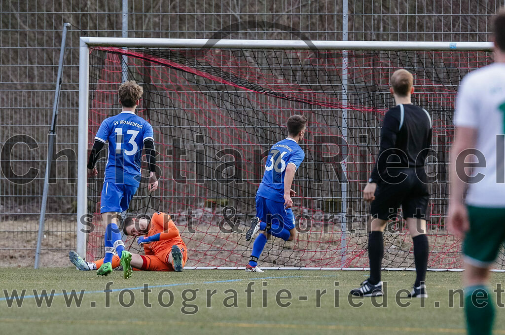 2024-02-17_016_FC_Schwaig_gegen_SV_Kranzberg | Marzling, Deutschland, 17.02.2024:
Fußball, Landesliga Südost 2023 / 2024, Testspiel, FC Schwaig gegen SV Kranzberg, Endergebnis: 4:1

Johannes Lühr (SV Kranzberg, #13), Torwart Maximilian Hug (FC Schwaig, #13), Bastian Walter (SV Kranzberg, #26)

Foto: Christian Riedel / fotografie-riedel.net