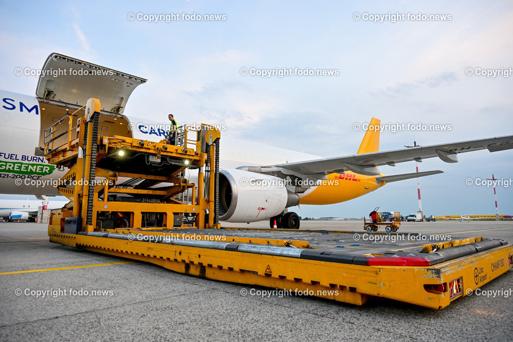DHL Hoersching_ Warehouse_ Pakete_ Flugzeugbeladung_ 26.06.2023-52 | 26.06.2023, Linz Hoersching, AUT, DHL Hoersching, Warehouse, Flugzeugbeladung Pakete, im Bild Frachtflugzeug wird beladen