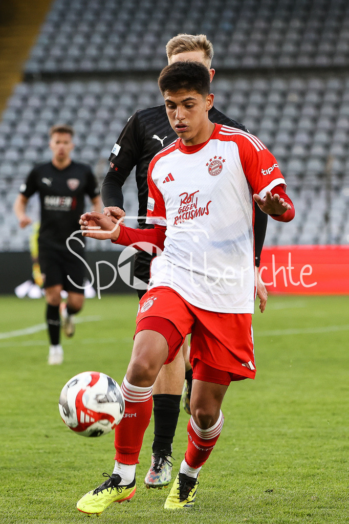 FC Bayern Amateure - TSV Buchbach | im Duell Javier FERNANDEZ GONZALEZ (FCB #37) und Tobias SZTAF (TSV #28) / Zweikampf