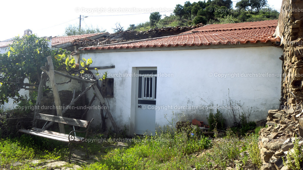Verfallendes Haus mit Sitzbank in Monchique Vaqueiros Cachopo_ Algarve | Verfallendes Haus mit Sitzbank in Monchique Vaqueiros Cachopo_ Algarve - Realisiert mit Pictrs.com