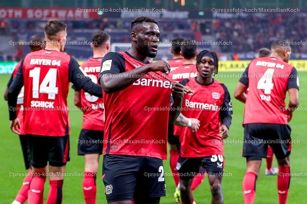 B0428032501062 | 28.03.2025, Fußball, Bayer 04 Leverkusen - VfL Bochum, 1. Fußball Bundesliga, 27. Spieltag, BayArena, Saison 2024 2025: Torjubel nach dem Tor zum 2:1 durch Torschütze Victor Boniface (Bayer04 Leverkusen #22)DFB regulations prohibit any use of photographs as image sequences and or quasi-video.