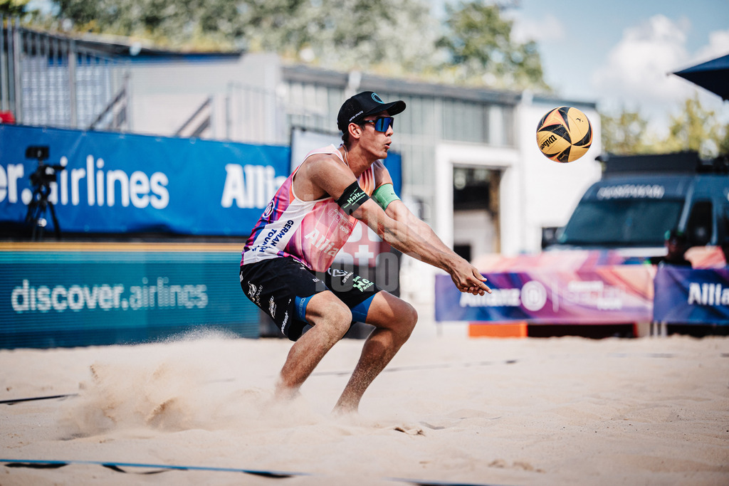 Beachvolleyball | Männer | Allianz German Beach Tour 2025 | Tourstop Berlin | 21.08.2025 | Valentin Schneckenburger nimmt den Ball an