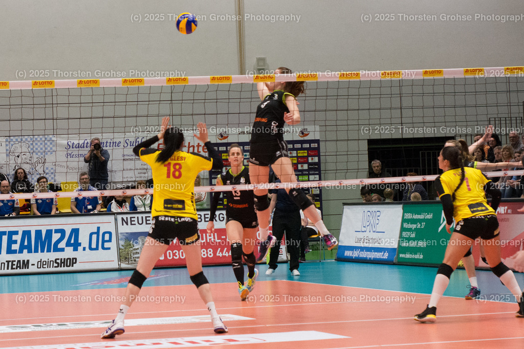 VBL VFB SUHL vs. LADIES IN BLACK AACHEN | Kampf am Netz; VBL VFB SUHL vs. LADIES IN BLACK AACHEN, Volleyball-Bundesliga Frauen am 03.02.2018 in der Multihalle in Meiningen, (Deutschland) - Realisiert mit Pictrs.com
