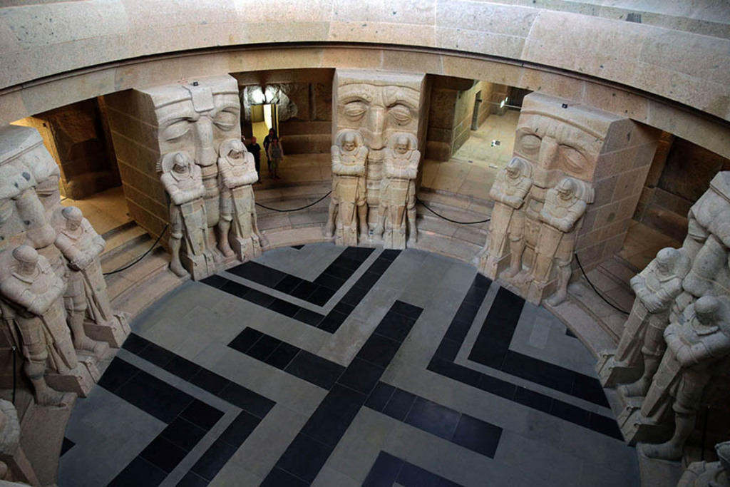 Foto: Leipzig - Völkerschlachtdenkmal - Krypta mit Totenwächtern | Das Team hinter BILDLEXIKON LEIPZIG bündelt historische wie aktuelle Informationen über die Stadt Leipzig in Text und Bild auf einer Plattform und stellt diese der interessierten Öffentlichkeit zur Verfügung.