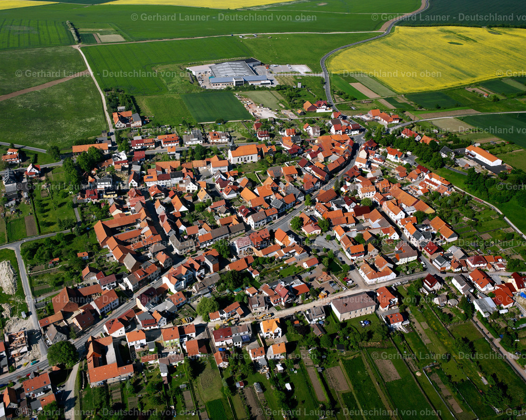 2634603 | WACHSTEDT 09.06.2006 Stadtansicht vom Stadtrand angrenzend an landwirtschaftliche Feldern  in Wachstedt im Bundesland Thüringen, Deutschland // City view from the outskirts with adjacent agricultural fields  in Wachstedt in the state Thuringia, Germany Foto: Gerhard Launer