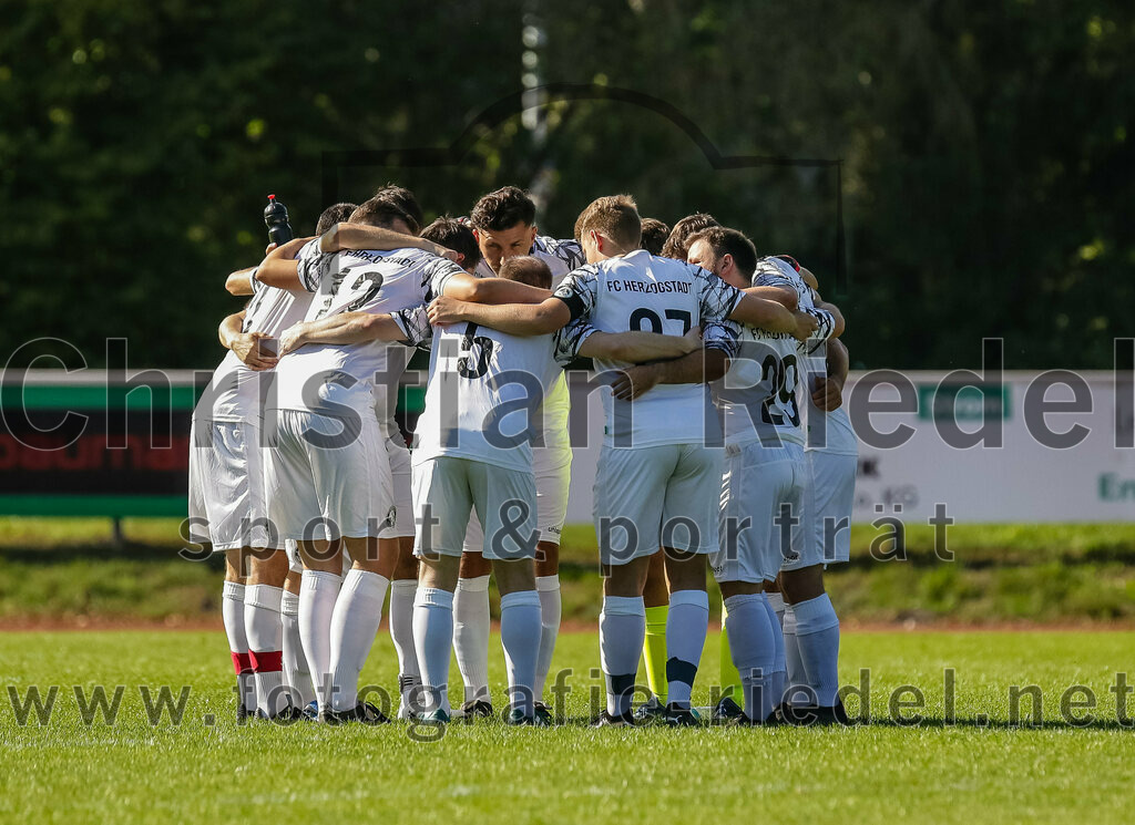 2023-09-09_007_FC_Herzogstadt_II_gegen_SG_Hoerlkofen_Woerth | Erding, Deutschland, 09.09.2023:
Fußball, A-Klassel 2023 / 2024, 6. Spieltag, FC Herzogstadt II gegen SG Hörlkofen/Wörth, Endergebnis: 1:2

Jakob Reiter (FC Herzogstadt, #12), Cedric Freisleben (FC Herzogstadt, #5), Thomas Hertel (FC Herzogstadt, #27), Maximilian Ostermair (FC Herzogstadt, #29)

Foto: Christian Riedel / fotografie-riedel.net