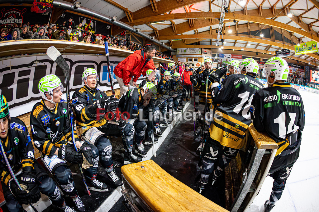 Peißenberg MINERS gegen EHC Königsbrunn LÖWEN | Eishockey Bayernliga 2025/26 Viertelfinale Spiel 4, Peißenberg MINERS gegen EHC Königsbrunn LÖWEN, 20260215,Auszei, Besprechung auf der Spielaufbau,2026-02-15 in Peißenberg (flatbuy Arena Peißenberg), Markus SCHRÖDER (MINERS Co-Trainer hc)Copyright: WolfgangxLindner www.foto-lindner.de