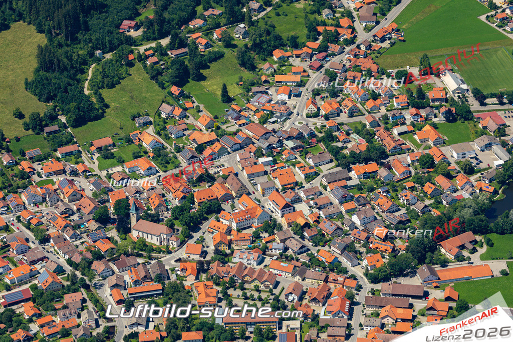 Aktuelles Luftbild von  Peiting - Die Luftaufnahme wurde 2022 mittels UL-Flugzeug erstellt ( keine Drohne ) - hochauflösende Kamera-Systeme von  Canon -Beste Qualität - Für grossformatige Ausdrucke geeignet. Die Geschenkidee !