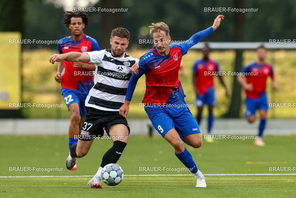 1_KFCWAT_20250723_0429.JPG -  - KFC Uerdingen - SG Wattenscheid 09 - Testspiel | Krefeld, Deutschland, 23.07.25: Albin Thaqi (SG Wattenscheid 09)  und Etienne-Noel Reck (KFC Uerdingen) im Kampf um den Ball waehrend des Testspiel Spiels zwischen KFC Uerdingen - SG Wattenscheid 09 in der Covestro Sportpark am 23. July 2025 in Krefeld, Deutschland. (Foto von Stefan Brauer/Brauer-Fotoagentur)