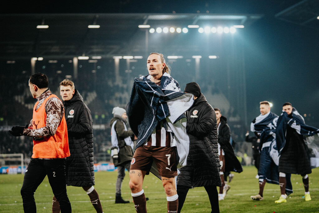 FCP01910 | Der offizielle Shop für FC St. Pauli Fotos. Wähle aus Spielszenen & Fanmomenten dein FCSP Wunschformat. Wir liefern Millerntor-Atmosphäre.