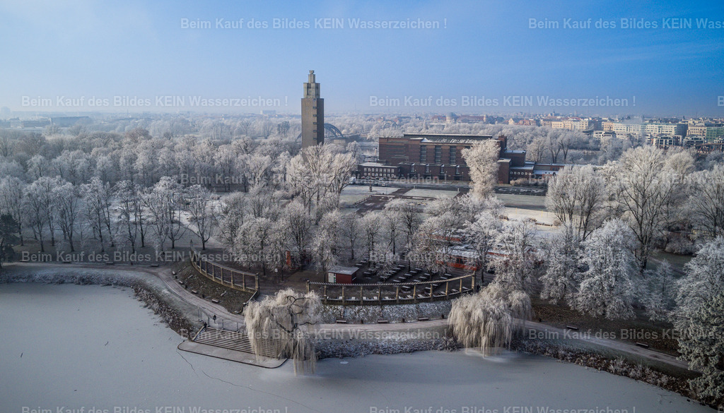 01_Adolf Mittag See Reif -0012 | Übrigens, ein Besuch lohnt sich zu jeder Jahreszeit. Im Winter verwandeln Schnee und Eis die Seeterrasse in eine ganz andere Kulisse. Die bekannte Freitreppe wirkt dann fast wie eine kleine Bühne inmitten einer stillen Winterlandschaft. - Realisiert mit Pictrs.com