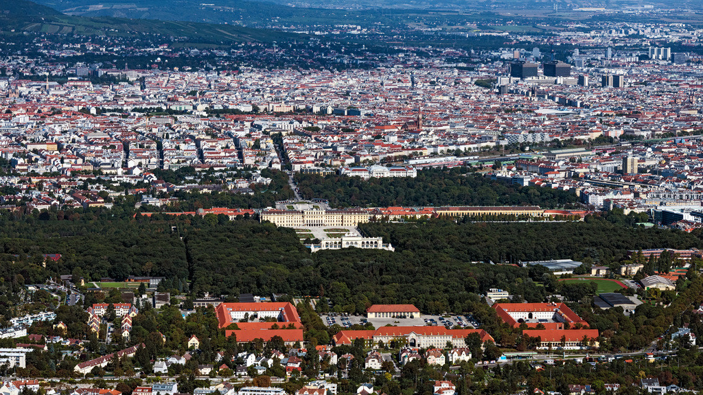 dr__0091029.jpg | WIEN 23.09.2021 Gebäudekomplex im Schloßpark von Schloß Schönbrunn in Wien in Österreich. // Building complex in the park of the castle Schoenbrunn in Vienna in Austria. Foto: Daniel Reiter