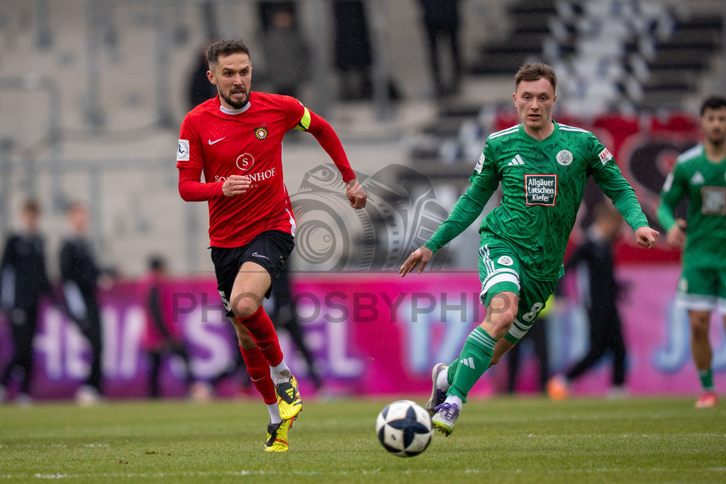 SG Sonnenhof Grossaspach vs. FC 08 Homburg, Fussball, Regionalliga Suedwest, 26. Spieltag, 28.03.2026 | Zweikampf zwischen Volkan Celiktas (SG Sonnenhof Grossaspach, #05) und Simon Joachims (FC 08 Homburg, #08),SG Sonnenhof Grossaspach vs. FC 08 Homburg, Fussball, Regionalliga Suedwest, 26. Spieltag, 28.03.2026
