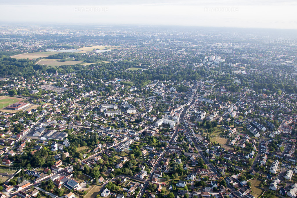 Luftbild: Ortsansicht in Olivet im Bundesland Loiret in Frankreich. Foto: IMG_082538.jpg vom 21.06.2015 durch Werner Riehm/FLY-FOTO.de