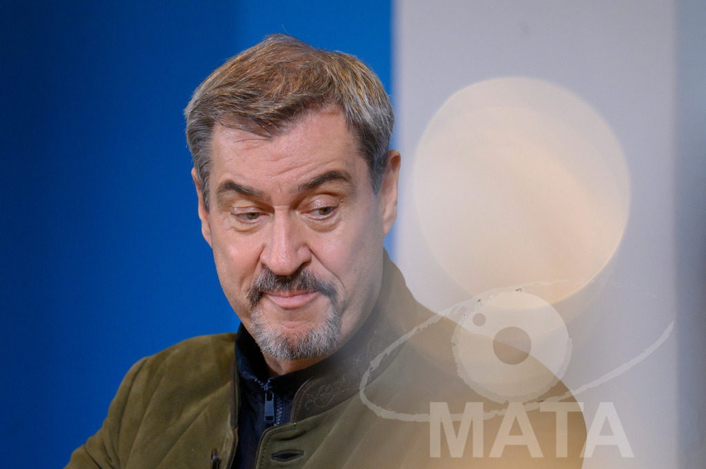 _DWI7644 | Bayerns Ministerpräsident Markus Söder (CSU) bei einer Pressekonferenz im Lokschuppen. Rosenheim, 02.12.2025 Bayern Deutschland - Realisiert mit Pictrs.com