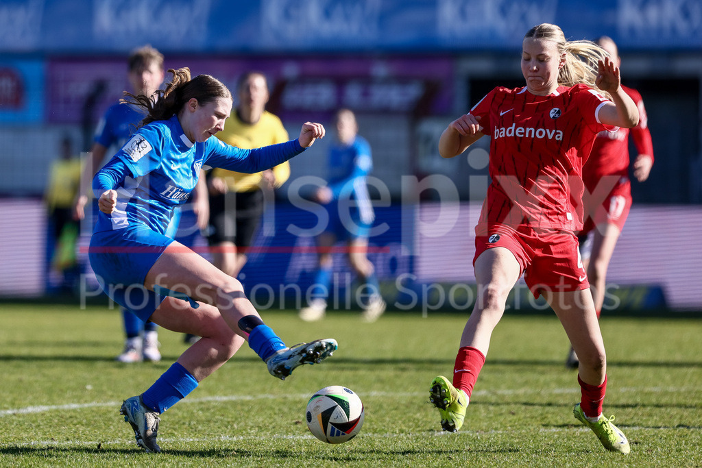 Fussball, 2. Frauen-Bundesliga, SV Meppen - SC Freiburg II | v.li.: Laura Bröring (SV Meppen, 6) und Mia-Lena Maas (SC Freiburg II, 4) im Zweikampf, Duell, Dynamik, Aktion, Action, Spielszene, DIE DFB-RICHTLINIEN UNTERSAGEN JEGLICHE NUTZUNG VON FOTOS ALS SEQUENZBILDER UND/ODER VIDEOÄHNLICHE FOTOSTRECKEN. DFB REGULATIONS PROHIBIT ANY USE OF PHOTOGRAPHS AS IMAGE SEQUENCES AND/OR QUASI-VIDEO.