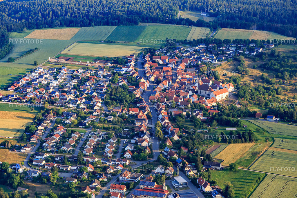 Historischer Ortskern von Süden mit Kirche St. Markus, Kloster  und Grundschule | Luftbild: Historischer Ortskern von Süden mit Kirche St. Markus, Kloster  und Grundschule im Ortsteil Binsdorf in Geislingen im Bundesland Baden-Württemberg in Deutschland. Foto: IMG_148840.jpg vom 28.06.2025 durch Werner Riehm/FLY-FOTO.de - Realisiert mit Pictrs.com