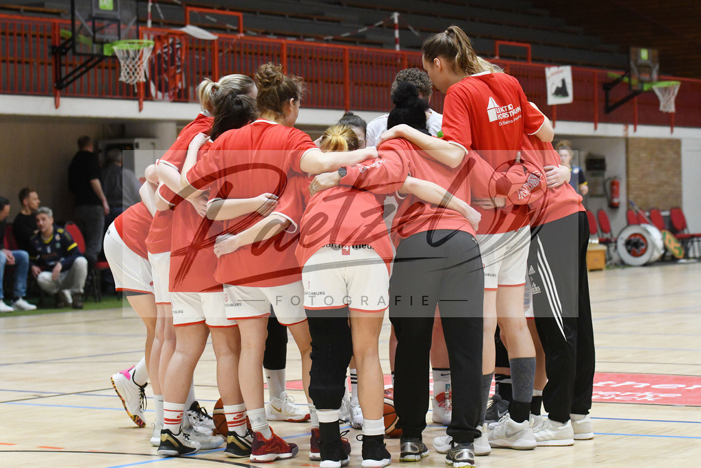 20200209_PAOEBS_0005 | Basketball, Frauen: . Die Spielerinnen der Panthers Academy Osnabrueck bilden einen Teamkreis waehrend des Spiels der 2. DBBL zwischen Panthers Academy Osnabrueck und Eintracht Braunschweig im datos – home of the panthers am 09.02.2020 in Osnabrueck, Deutschland. - Realisiert mit Pictrs.com