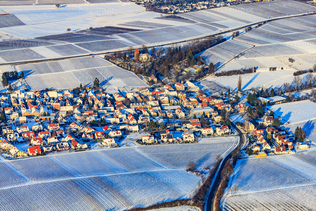 Luftbild: Dorfansicht aus Süden bei Schnee im Winter im Ortsteil Wollmesheim in Landau im Bundesland Rheinland-Pfalz in Deutschland. Foto: IMG_36328.jpg vom 03.01.2011 durch Werner Riehm/FLY-FOTO.de