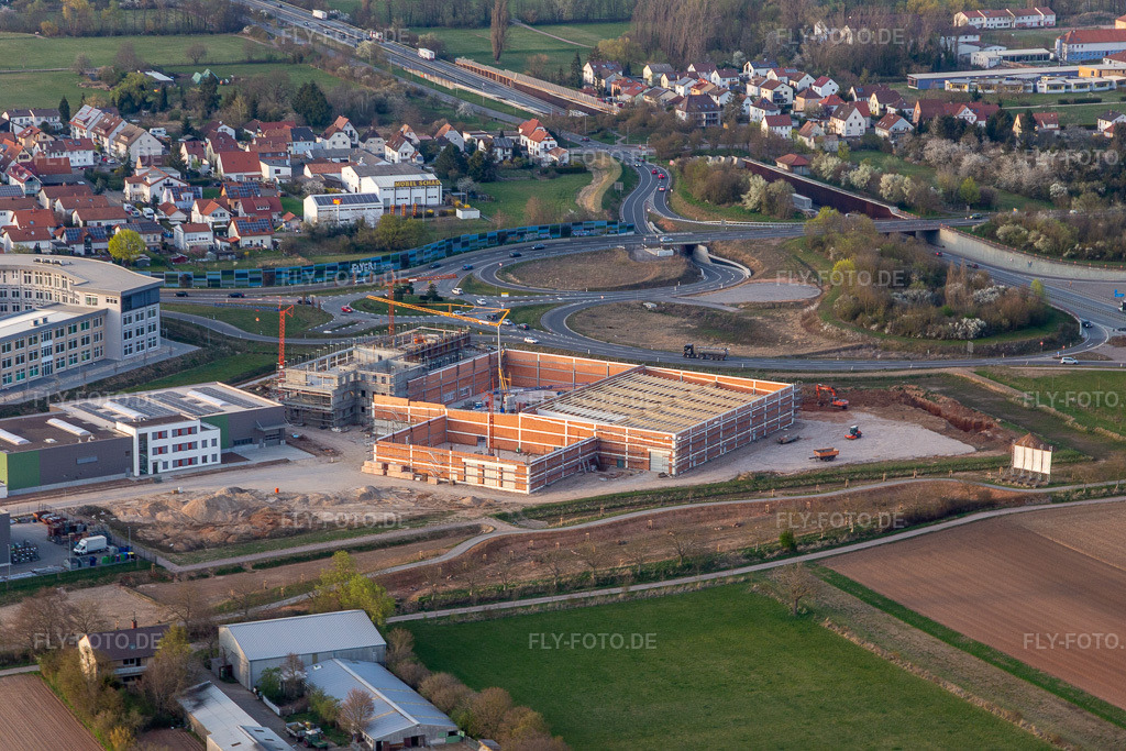 Luftbild: Gewerbepark am Messegelände im Ortsteil Queichheim in Landau im Bundesland Rheinland-Pfalz in Deutschland. Foto: IMG_131072.jpg vom 28.03.2022 durch Werner Riehm/FLY-FOTO.deWWW.GEWERBEPARK-AM-MESSEGELAENDE.DE
