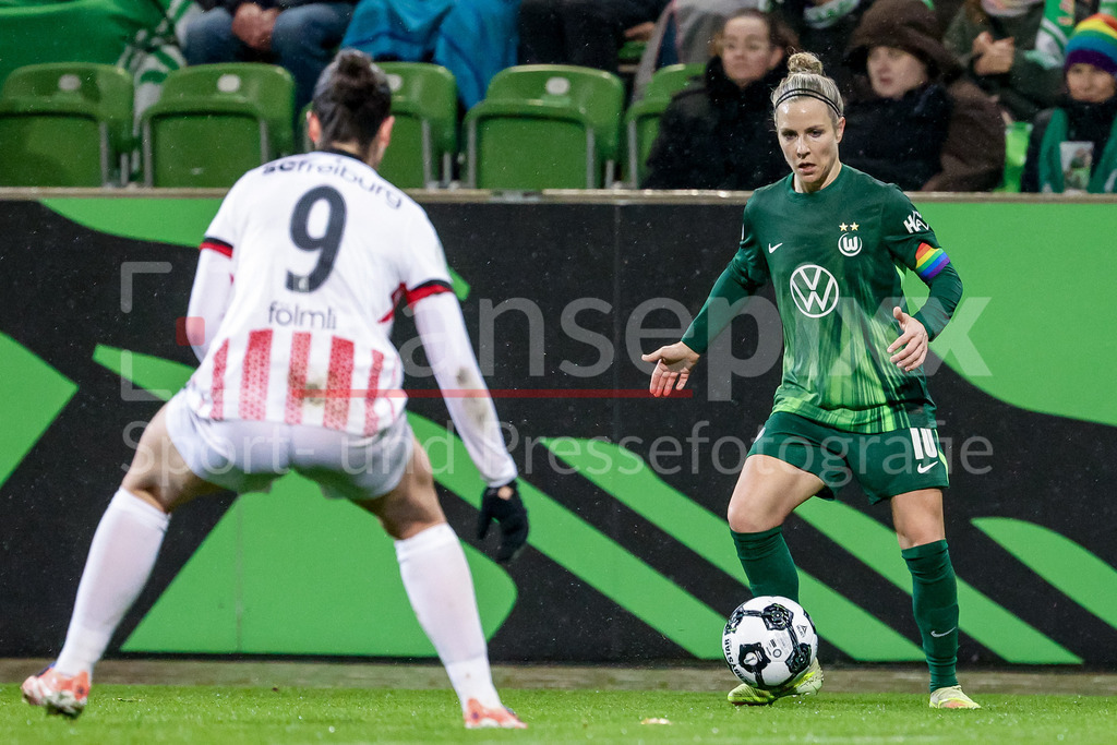 Fussball, DFB-Pokal Frauen, VfL Wolfsburg - SC Freiburg | v.li.: Svenja Fölmli (SC Freiburg, 9) und Svenja Huth (VfL Wolfsburg, 10) im Zweikampf, Duell, Dynamik, Aktion, Action, Spielszene, DIE DFB-RICHTLINIEN UNTERSAGEN JEGLICHE NUTZUNG VON FOTOS ALS SEQUENZBILDER UND/ODER VIDEOÄHNLICHE FOTOSTRECKEN. DFB REGULATIONS PROHIBIT ANY USE OF PHOTOGRAPHS AS IMAGE SEQUENCES AND/OR QUASI-VIDEO.