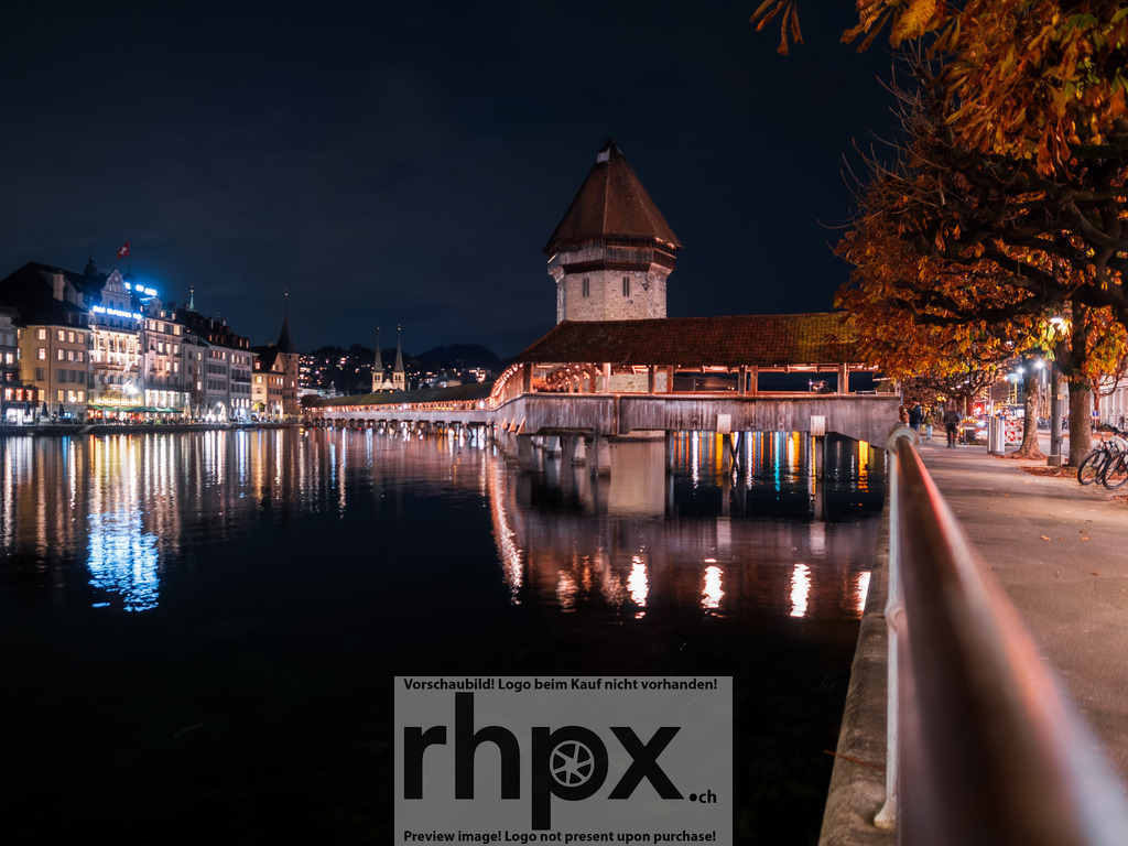 Herbstnacht in Luzern & Kapellbrücke | Herbstgold. Reuss. Stille.Die warmen Lichter der Altstadt spiegeln sich in der dunklen Reuss und vertreiben die Kühle der Herbstnacht. Eine goldene Atmosphäre umhüllt die historische Kapellbrücke in dieser klaren Jahreszeit.Wähle unter "Produktauswahl" dein Wunschformat: Vom klassischen Wandbild über Puzzle &amp; Tassen bis zum digitalen Download (z.B. als Handy-Hintergrund). - Realisiert mit Pictrs.com