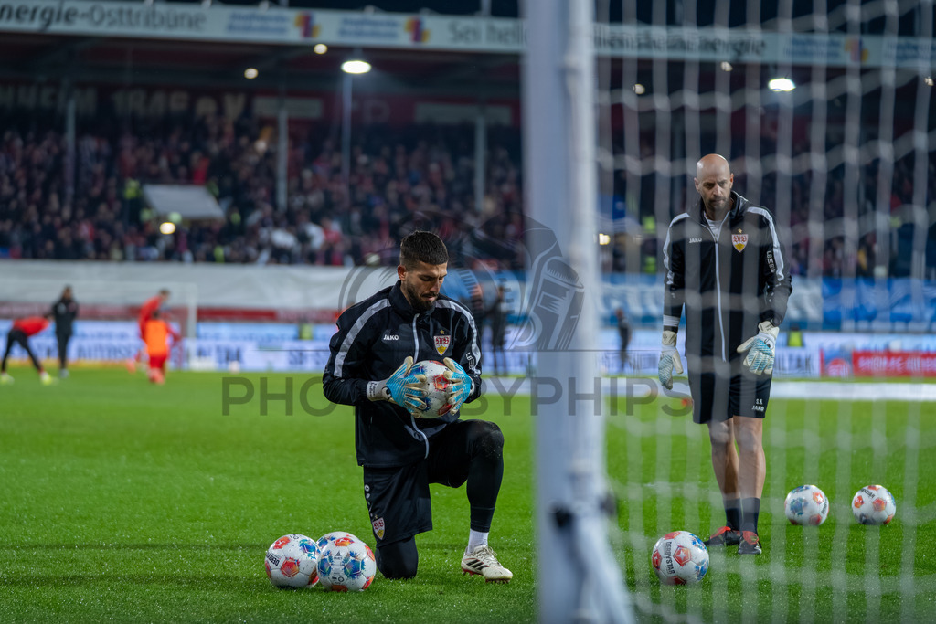 1. FC Heidenheim vs. VfB Stuttgart, Fussball, 1. Bundesliga, 23. Spieltag, Saison 2025/2026, 22.02.2026 | Fabian Bredlow (VfB Stuttgart, #01),1. FC Heidenheim vs. VfB Stuttgart, Fussball, 1. Bundesliga, 23. Spieltag, Saison 2025/2026, 22.02.2026Foto: photosbyphips/Philip Ziegler