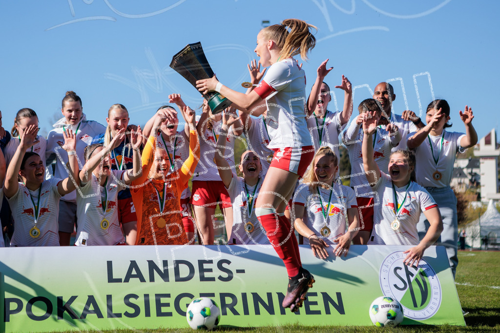 Gipfeltreffen der Frauen: Finale um den Sachsenlotto Landespokal 2026 | Am 1. Mai 2026 trafen im Endspiel des Sachsenlotto Landespokals die Frauen des Chemnitzer FC und die zweite Mannschaft von RasenBallsport Leipzig aufeinander. Vor stimmungsvoller Kulisse kämpften beide Teams ab 15:00 Uhr um die begehrte Trophäe des sächsischen Fußballs. Diese Galerie zeigt die Highlights, packende Zweikämpfe und die emotionalsten Momente des Finaltags. - Realisiert mit Pictrs.com