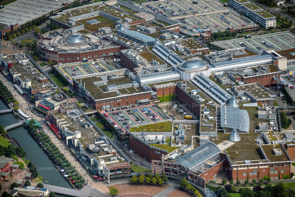 4050202 | OBERHAUSEN 25.08.2021 Gebäudekomplex und Gelände des Einkaufszentrum der CentrO Management GmbH in Oberhausen im Bundesland Nordrhein-Westfalen. Das Einkaufszentrum ist das Herzstück der Neuen Mitte der Stadt und liegt an der Osterfelder Straße. Weiterführende Informationen bei: CMS Cinema Management Services GmbH &amp; Co. KG,  LEGOLAND Discovery Centre Deutschland GmbH,  Prime Management GmbH &amp; Co. KG,  Prime Real Estate Consulting GmbH,  RKW Architektur +  Rhode Kellermann Wawrowsky GmbH. // building complex of the shopping mall Centro in Oberhausen in the state of North Rhine-Westphalia. The mall is the heart of the "Neue Mitte" part of the city and is located on Osterfelder Strasse. Further information at: CMS Cinema Management Services GmbH &amp; Co. KG,  LEGOLAND Discovery Centre Deutschland GmbH,  Prime Management GmbH &amp; Co. KG,  Prime Real Estate Consulting GmbH,  RKW Architektur +  Rhode Kellermann Wawrowsky GmbH. Foto: Gerhard Launer