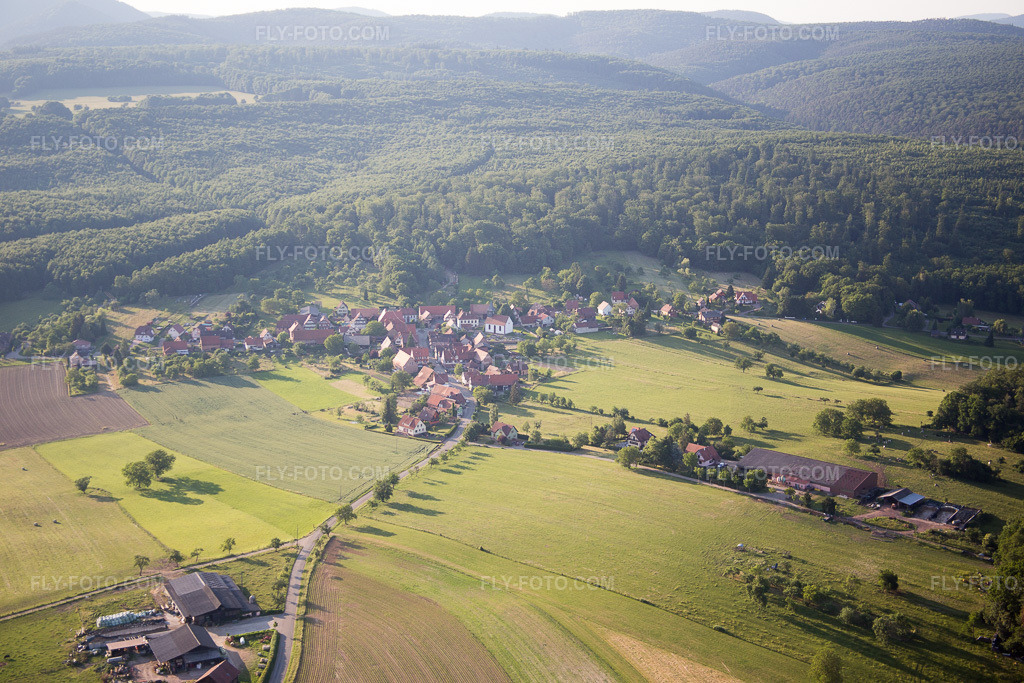 Aerial view: View of the town from the south in Mattstall in the state Bas-Rhin, France. – Photo: IMG_080241.jpg taken on 06/05/2015 by Werner Riehm/FLY-FOTO.com – Resolution of the original: 5472 x 3648 px