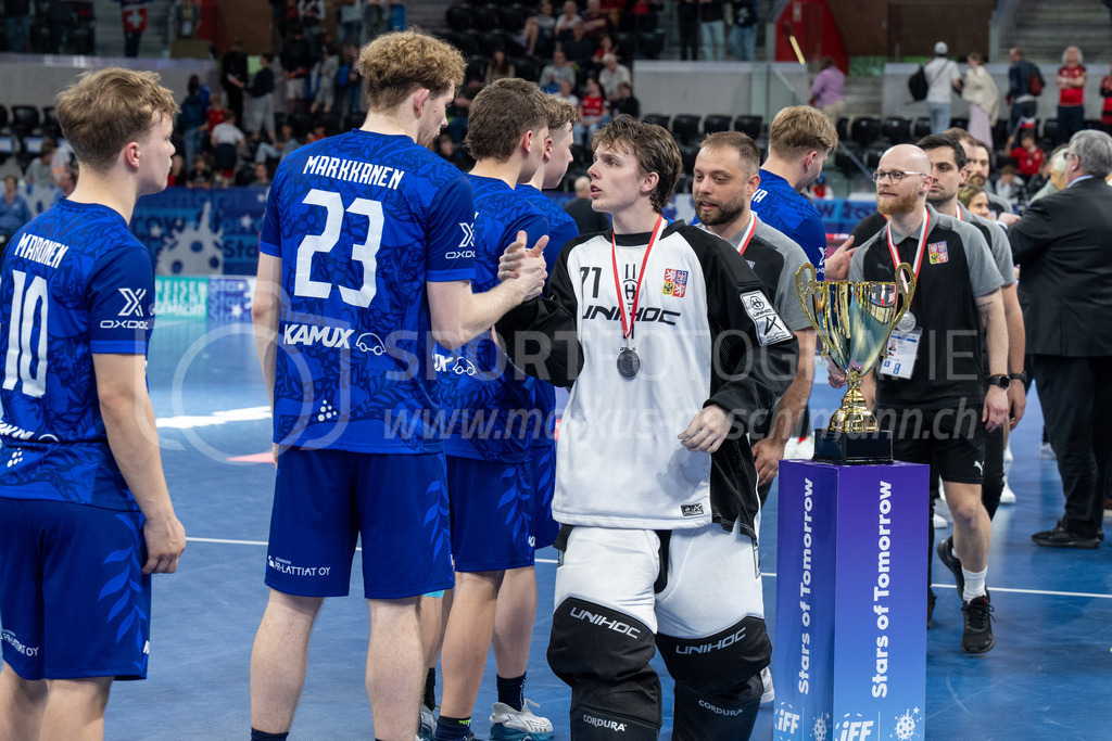 2025 Men's U19 WFC - Finland v Czechia | Shakehands after the game with Jami Markkanen (#23, Finland) and Miroslav Kovařík (#71, Czechia) during 2025 Men's U19 WFC, Switzerland: 04.05.2025, Zürich, Swiss Life Arena.Event page: <a href="https://www.u19wfc2025.ch/">www.u19wfc2025.ch</a>Credit: Markus Aeschimann, <a href="https://markus-aeschimann.ch">markus-aeschimann.ch</a>Instagram: <a href="https://instagram.com/sportfotografie.aeschimann">@sportfotografie.aeschimann</a> - Realisiert mit Pictrs.com