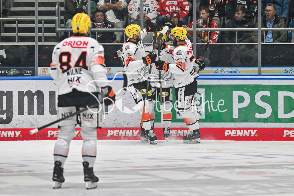 Augsburger Panther - Löwen Frankfurt | Jubel der Frankfurter nach dem Treffer zum 2-1 durch Cameron BRACE (Löwen Frankfurt 86) / Tor / Torschuetze / Freude / Happy beim match zwischen den Augsburger Panthern und den Löwen Frankfurt am 8. Spieltag der Penny DEL im Curt Frenzel Stadion am 19.10.2025