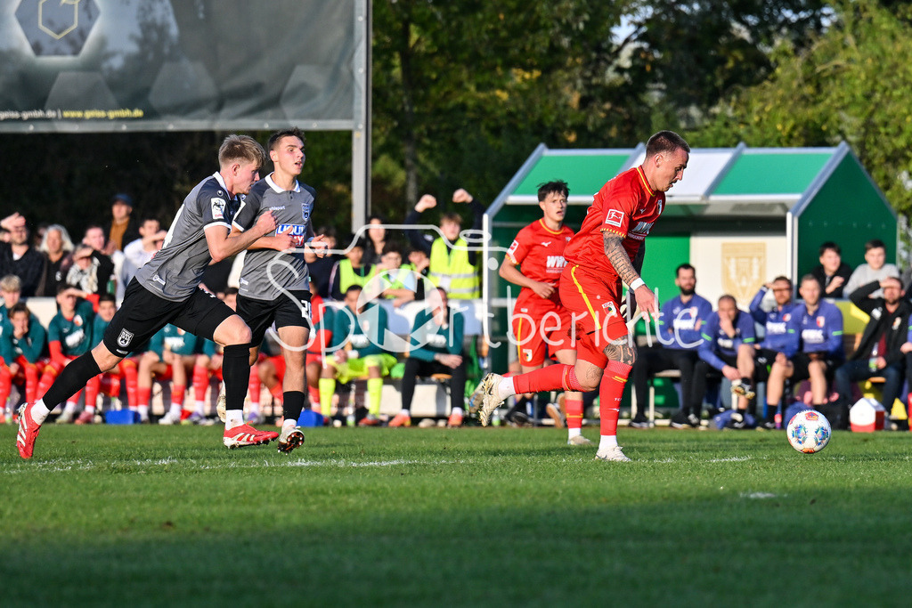 FC Augsburg - SSV Ulm 1846 Fussball | Phillip TIETZ (FC Augsburg 21) ist auf dem Weg zum 1-0 für den FCA / Tor / Torschuetze / Freude / Happy / Testspiel: FC Augsburg - SSV Ulm 1846 Fussball; TSV Burgau Sportzentrum am 08.10.2025