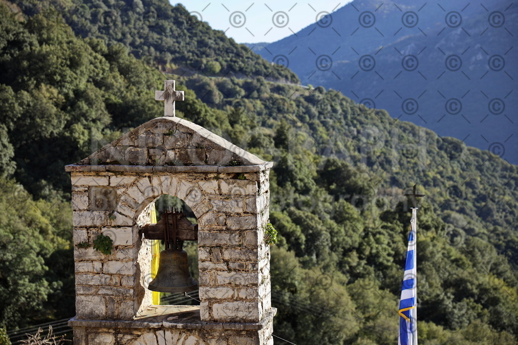 Kloster Giroméri - Iera Moni Giromeriou | Das Kloster „Iera Moni Giromeriou“ liegt in der Präfektur Thesprotia im Nordwesten von Griechenland, rund acht Kilometer von der Stadt Filiates entfernt. Auf der Bergkette Farmakovouni wurde das Kloster Anfang des 14. Jahrhunderts auf einer Höhe von rund 300 Metern gegründet.