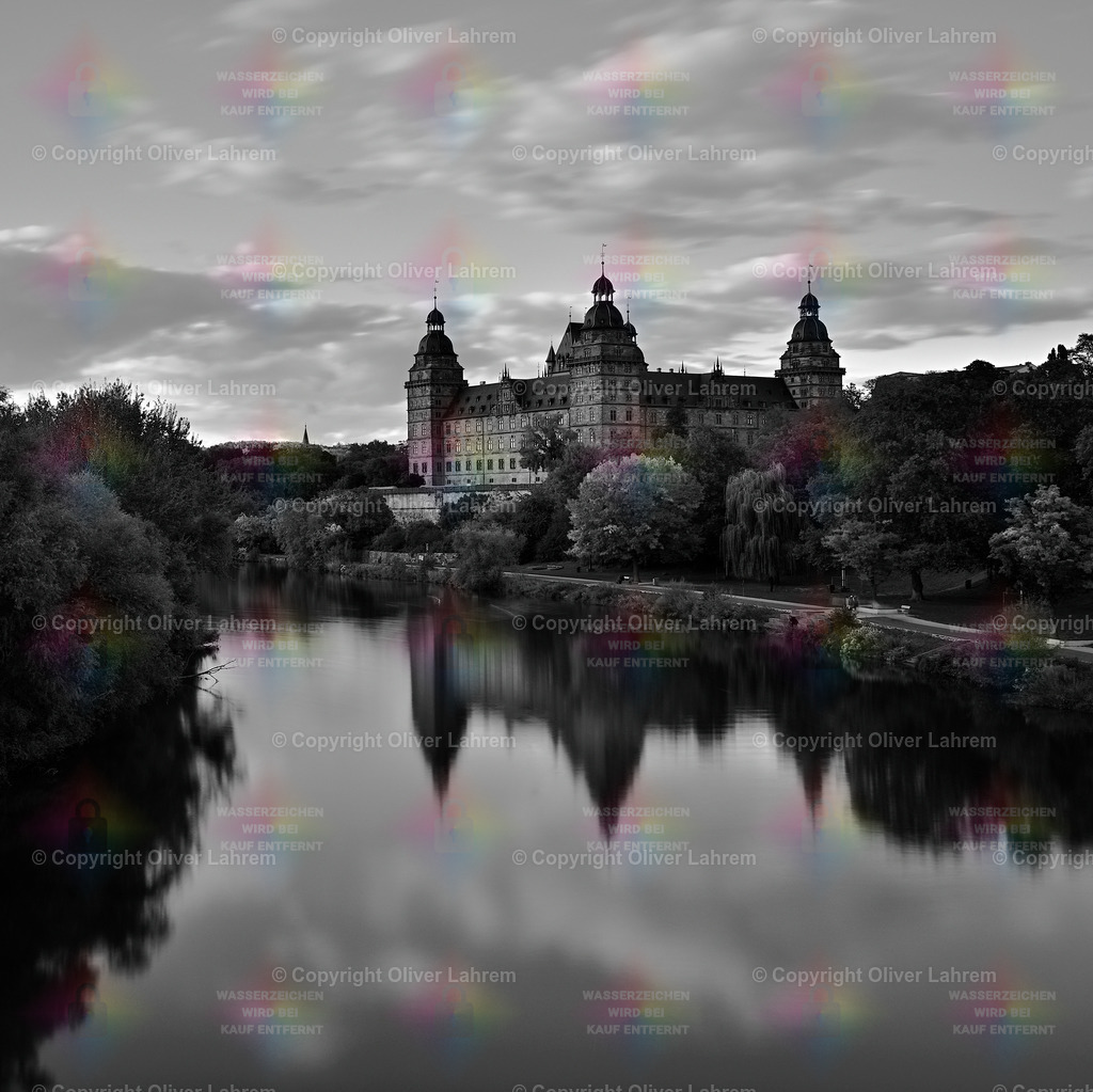 Historisches Aschaffenburger Schloss | Das Schloss Johannisburg von Aschaffenburg spiegelt sich in einem Seitenarm des Main. Im monochromen Stil wirkt das Bild Historisch.