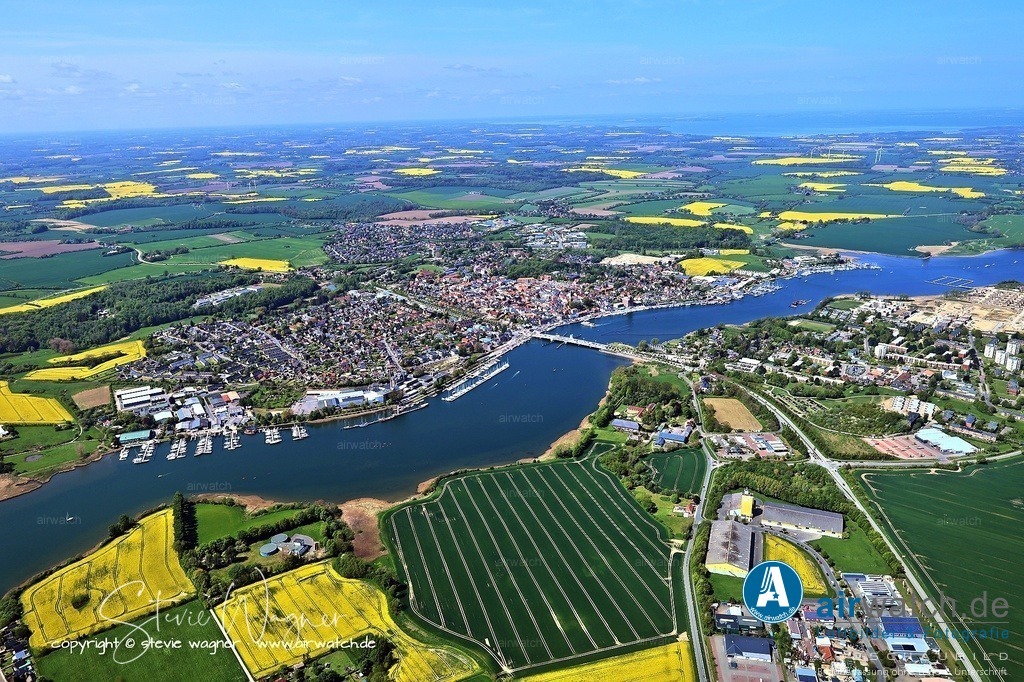 Luftbild Kappeln an der Schlei erhielt 1842 den Status eines Fleckens | Kappeln erhielt 1842 den Status eines Fleckens, 1846 die uneingeschränkte Fleckengerechtigkeit und 1870 das Stadtrecht. Der Bau der Pontonbrücke 1867 und späterer Brücken (Drehbrücke 1927, Klappbrücke 2002) sicherte die Verbindung zwischen Angeln und Schwansen. Nach dem Ende des Marinestützpunkts Olpenitz 2006 wurde das Gelände zu einem Tourismusprojekt umgebaut, was die Entwicklung Kappelns als beliebtes Urlaubsziel weiter förderte.