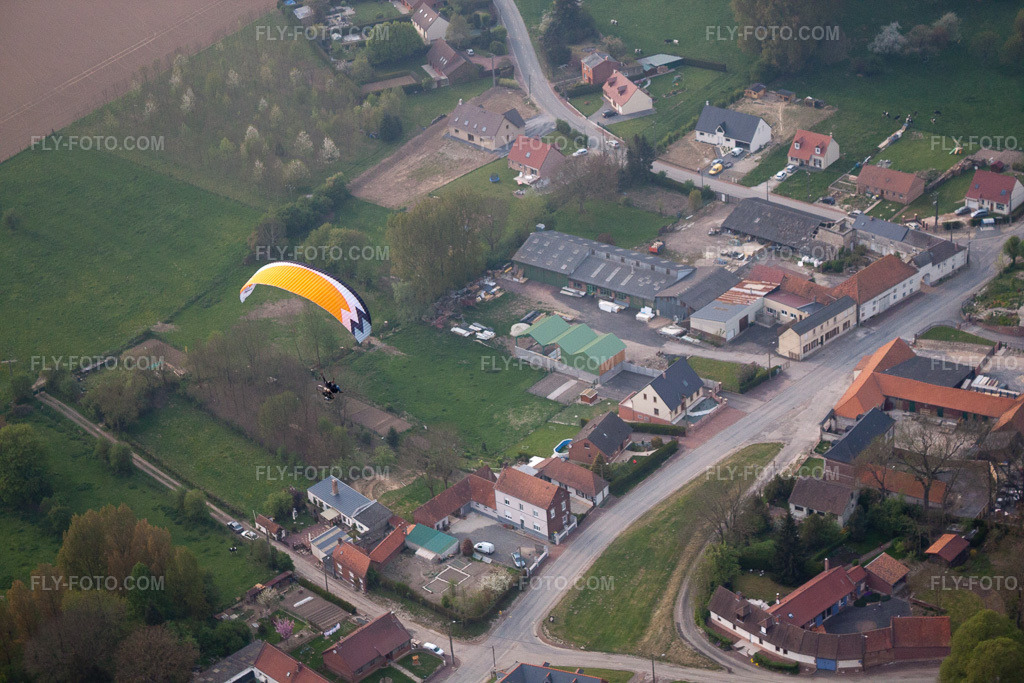 Aerial view: View of the town in Tincques in the state Pas de Calais, France. – Photo: IMG_40109.jpg taken on 04/17/2011 by Werner Riehm/FLY-FOTO.com – Resolution of the original: 4752 x 3168 px