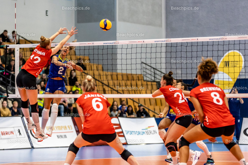 2022-00063293-Testspiel-Deutschland-Brasilien | Angriff Caroline GATTAZ #2 BRA gegen Hanna ORTHMANN #12 (Annahme-Außen) GER,  17.09.2022; Berlin Foto: Gerold Rebsch - www.beachpics.de
