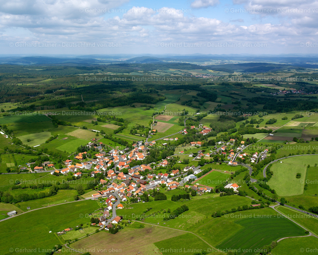 2615397 | ALTENSCHLIRF 09.06.2006 Landwirtschaftliche Nutzflächen und Feldgrenzen  umsäumen das Siedlungsgebiet des Dorfes in Altenschlirf im Bundesland Hessen, Deutschland // Agricultural land and field boundaries surround the settlement area of the village  in Altenschlirf in the state Hesse, Germany Foto: Gerhard Launer